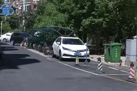 私占停车位，杂物乱堆放？物业将集中清整小区圈占行为！视频封面