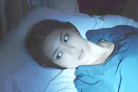 少女在医院休息时，发现病床总是自动摇晃，身边还站着个幽灵少年视频封面