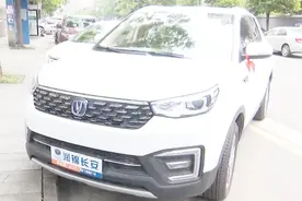 警惕潜规则！男子购车被多收700元保险费，4S店：都是套路视频封面