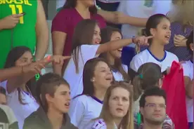 C罗参加比赛，女粉丝闯入比赛场，得到偶像的拥抱激动地哭了！视频封面