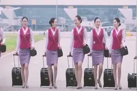 坐11万元的飞机头等舱，到底可以享受什么服务？看完羡慕不已视频封面