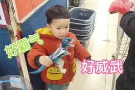 奶奶发200元🧧给孙子买水果吃，他却只要这个，我是该哭还是笑视频封面