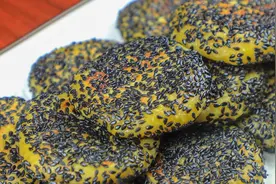 面点师用红薯做馅饼，一搅一按做法简单，不粘不散，更香甜软糯