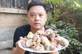 18天的毛蛋，阿超煸炒20分钟，出锅后，小伙连造了6张饼，真过瘾