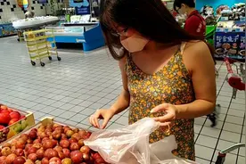 强哥开宝马带家人去补充点储备，全家出动，车还只能停在楼顶了！视频封面