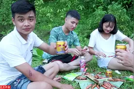 越南姑娘与朋友在小溪边野炊烤虾视频封面