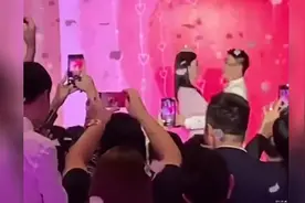 求婚现场实拍：何猷君向奚梦瑶求婚成功！有情人修成正果！恭喜！视频封面