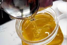 蜂蜜用热水泡一泡就能知道真假，以后再不怕买到假蜂蜜了，很实用视频封面