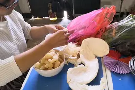 秋风起，人燥热，学着熬一罐蜂蜜柚子糖浆，冲一杯蜂蜜柚子茶！