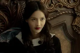 女特务不小心被玻璃扎到脚，旅长亲自为她包扎