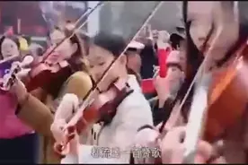 上海步行街千人快闪唱响《我和我的祖国》振奋人心，场面震撼！视频封面