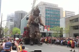 外国街头现2米高的巨人游街,不得不佩服外国人会玩视频封面