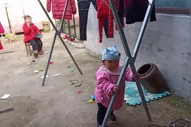 四岁姐姐，指挥一岁弟弟干活，宝妈:就知道弟弟好说话视频封面