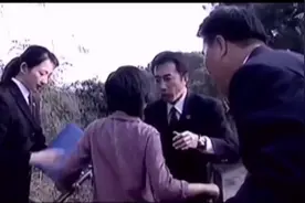 影视：小女孩徒步拉车80多里路带爷爷看病，路遇市长帮忙献血救爷视频封面