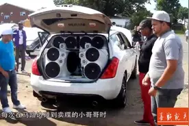 大叔将世界最大低音炮装车顶，开上路嗨翻了整条街一起看看吧视频封面