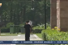 男童一丝不挂，被父亲当众抽打，孩子畏畏缩缩惹人怜视频封面