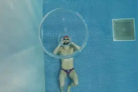 如何在水下吐出环形的气泡，网友：看完学到了！