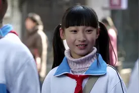 父亲为了女儿手术费下跪求医生，借💰…视频封面