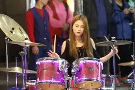 台湾爵士鼓第一网红陈曼青演奏《小苹果》！集美貌与才华的女子！视频封面