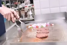 十分钟教你如何在铁板上煎出鲜嫩多汁的牛排！