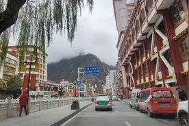 看看四川甘孜康定市，人口约14万，房价居然上万，盛产雪茶人参果