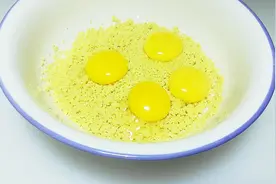 小米不煮粥，加入四颗鸡蛋，上锅一蒸，香甜暄软，比蛋糕还好吃视频封面