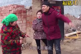 两个儿子都不膽养老娘，老人冬天想喝一口热水，竟然喝了儿子的尿