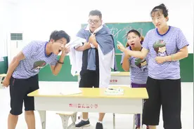 小花在班里蹭空调，俩学生一个比一个能吹，老师到来学生惊住了视频封面