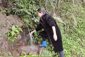 农村喝的山泉水，一年四季不会干枯，妹子半路接水喝起来水质清澈