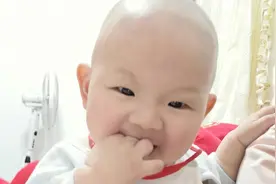 7个月宝宝被剃了个光头，竟自己都不认识，还学会做“鬼脸”了视频封面