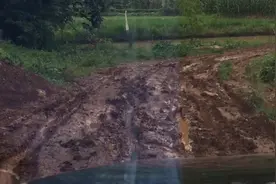 回家的最后几百米、遇到下雨天这水泥路面真的不好走。视频封面