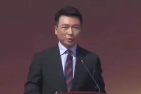 央视主持人康辉回母校演讲，刚一开口，全场就已掌声雷动！视频封面