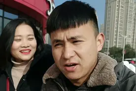 小火媳妇心情好带小火去买了件棉袄花了一千多，媳妇真阔气！