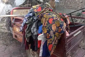 实拍农村大妈在家洗衣服，这种洗法干净又快速视频封面