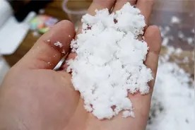 试玩抖音玩具“人工雪”，只要一杯水就能变出一堆雪视频封面