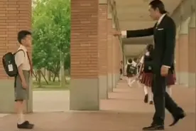 穷孩子读贵族学校，每天忍受着老师和同学们的嘲笑和嫌弃视频封面