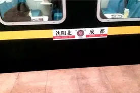 实拍成都开往沈阳北站的K387次列车缓缓驶入滨海新区塘沽站