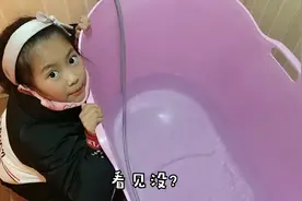 小艾感冒了，妈妈放1大桶水让她泡澡，妈妈说了啥她还害羞起来了