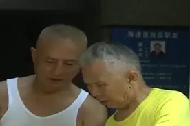 刺鼻气味笼罩小区，居民：就是恶臭！味道究竟从何而来？视频封面