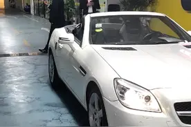 小姐姐忍痛割爱 奔驰SLK200 现在白菜价首付6W开走！