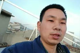 小伙自己在家，给房顶搭屋顶，花4千块钱多吗