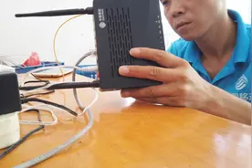 客户家的光猫坏了无法上网，打电话报修，师傅检查后还发现有问题