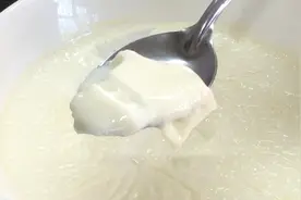 1盒牛奶，2个鸡蛋，教你在家做双皮奶，做法简单，学会都可以开店