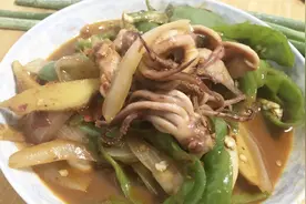 赶海二哥：分享给大家“辣椒爆炒鱿鱼”的做法视频封面