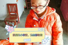 妈妈不允许小妮饭前吃零食，小妮一脸委屈，弟弟的一个举动很暖心