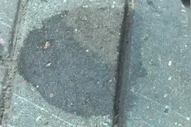 烧烤摊把地面搞的好多油 出钱清洁我这样轻松搞定它！视频封面