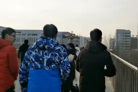 天桥匆匆上课的学生，衡水学院连接东西校区的天桥留下美好的回忆视频封面