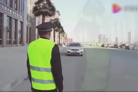 当交警遇到奇葩女司机，两人的对话笑的肚子疼，我不信你不笑！视频封面