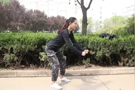 背宽、手臂粗这样瘦！每天原地摆臂3分钟，21天练成蝴蝶背