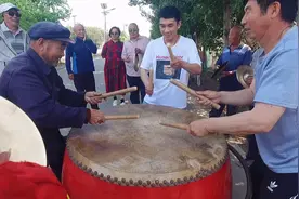 乡村健身娱乐敲大鼓，濒临失传的手艺，年轻人很少有学的了视频封面